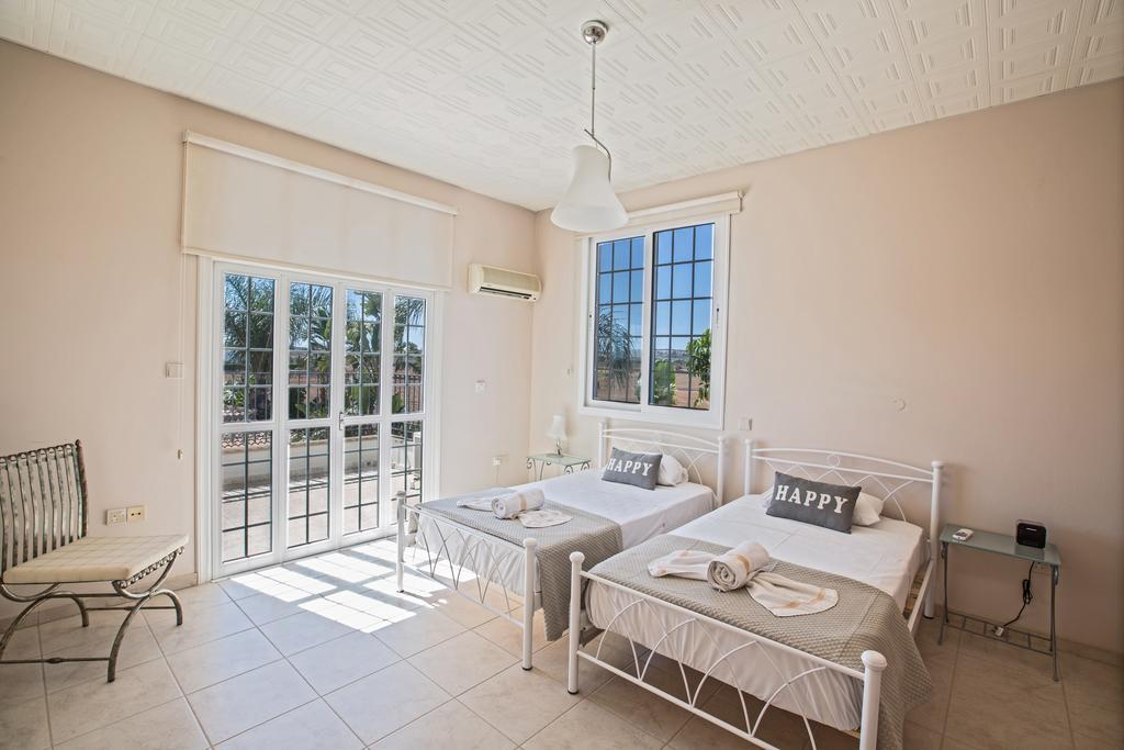 Papas Family Villa Paralimni Exterior photo
